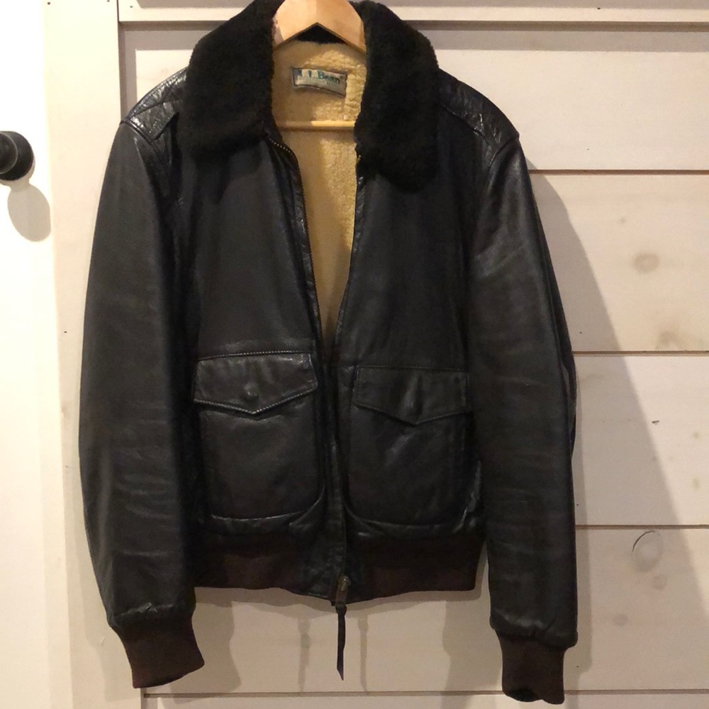 Vintage LLBean brown leather men’s coat. Size 40 in great shape, smoke free home